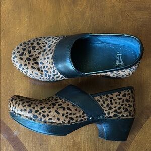 Dansko Women's Leopard Print Clogs leather  37 EUC